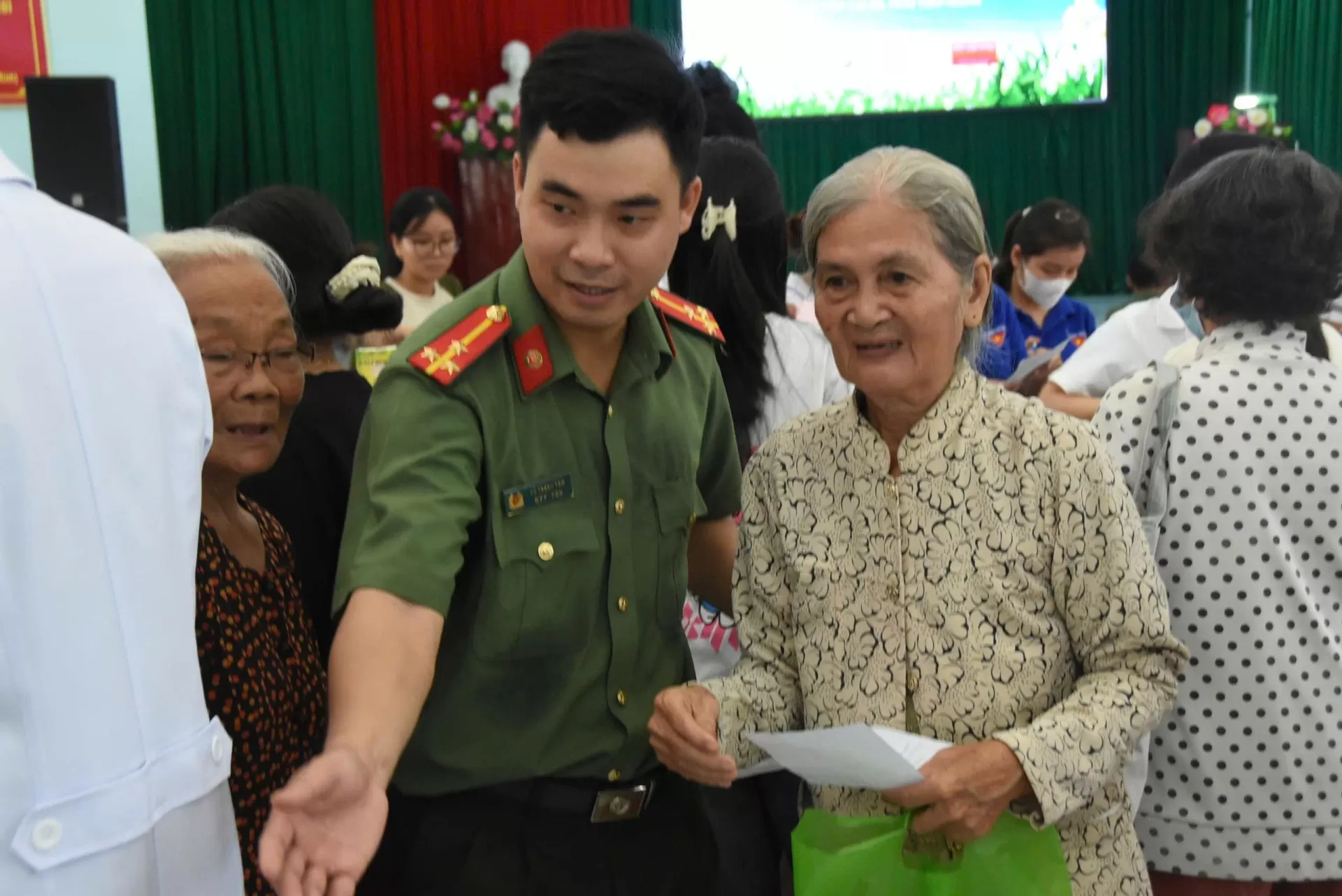 TẶNG QUÀ, KHÁM BỆNH MIỄN PHÍ CHO 300 NGƯỜI DÂN TRÊN ĐỊA BÀN XÃ HÒA KHÁNH, HUYỆN CÁI BÈ