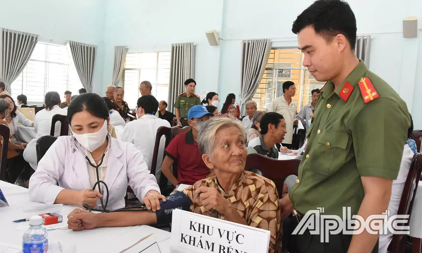 Tặng quà, khám bệnh miễn phí cho 300 người dân huyện Cái Bè